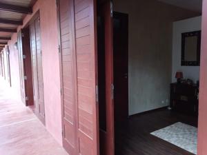 明德卢Casa Azul的空的走廊,房间设有木门