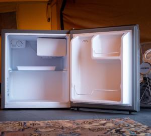 法鲁Glamping Camp Faro的开放式冰箱位于地板上