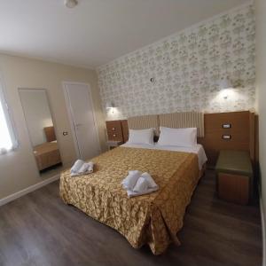 佛罗伦萨蒙特利尔酒店的酒店客房,配有带两条毛巾的床