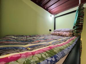 阿拉木图Fox Fort Hostel的一张床上,床上有五颜六色的被子