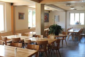 英格堡圣雅各布膳食公寓的餐厅设有木桌、椅子和窗户。