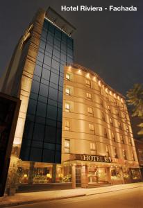 罗萨里奥索兰斯里维埃拉酒店的酒店大楼的顶部灯火通明