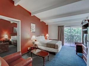 惠帕尼Red Carpet INN Whippany的酒店客房设有两张床和一个阳台。