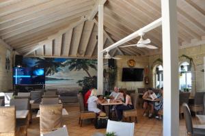 圣米格尔德阿沃纳The Palms Golf Del Sur - Casa Andromeda的一群坐在餐厅桌子上的人
