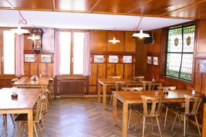 DallenwilPilgerhaus Maria-Rickenbach的用餐室设有木桌和窗户。