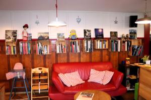 DallenwilPilgerhaus Maria-Rickenbach的客厅配有红色沙发和书籍