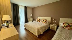 加尔达湖滨皇家酒店的酒店客房设有床和窗户。