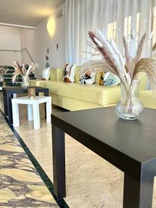 里米尼Hotel B&B Ardea Rimini的客厅配有沙发和桌子