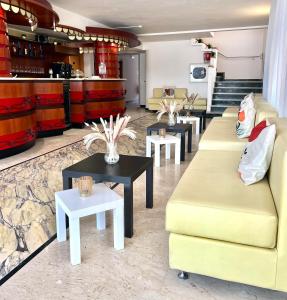里米尼Hotel B&B Ardea Rimini的客厅配有两张沙发和桌子
