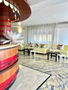 里米尼Hotel B&B Ardea Rimini的客厅设有黄色的沙发和桌子