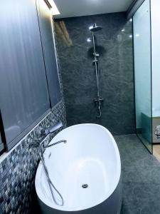 头顿VND Vũng Tàu Hotel & Villa的浴室配有白色水槽和淋浴。