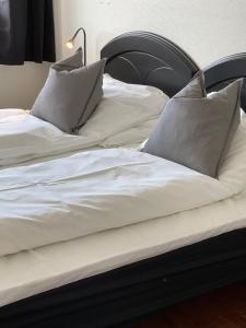 奥普达尔Oppdalsporten Motell的两张带白色床单和枕头的床