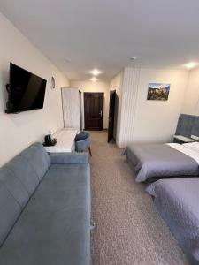 ChortkivГетьман Готель & SPA的酒店客房,设有两张床和一张沙发