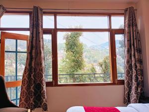 西姆拉The Aston Hills - Majestic Mountain View的一间卧室设有美景窗户