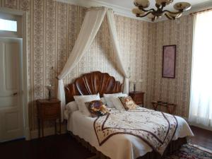 蒙特利马尔Villa Magnolia Parc - adults only的一间卧室配有一张带天蓬的大床