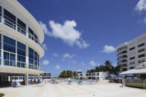 迈阿密海滩新起点迈阿密海滩公寓酒店的享有带游泳池和椅子的建筑的景致
