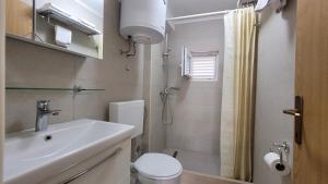 科尔丘拉克鲁尼克旅馆的一间带水槽、卫生间和淋浴的浴室