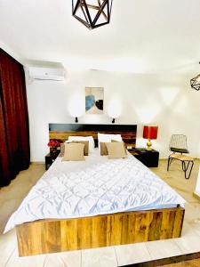 奥赫里德拉贾丁酒店的一间卧室配有一张大床和木制床头板