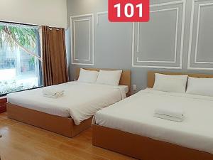 头顿VND Vũng Tàu Hotel & Villa的一张床位,房间标有阅读标志