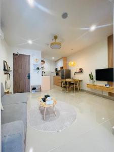 哥打京那巴鲁Cozy Ocean View APT in KK City Center的客厅配有沙发和桌子