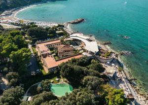 安科纳福缇诺那波里昂义科酒店的海洋旁度假胜地的空中景致