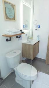 拉特瓦伊达Casa Campestre - Aeropuerto Amuray en el aeropuerto el Edén的白色的浴室设有卫生间和水槽。