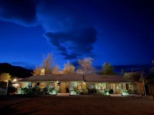 独立城Eastern Sierra Motor Lodge的夜晚有圣诞灯的房子