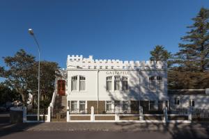 雷克雅未克加尔塔弗尔酒店的前面有栅栏的白色建筑