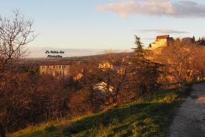 拉聂Chambres d'Hôtes Le relais des marmottes的一座有树木和道路的山丘上的建筑