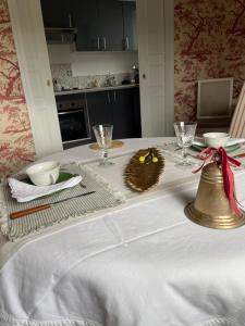 布尔日Belle Fontaine的餐桌,配有白色桌布和门铃