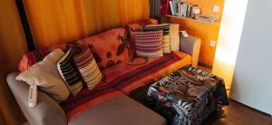 阿雷西费Nirvana Yoga Center的客房内的沙发上配有枕头
