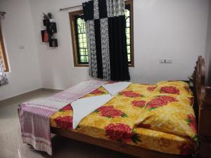 蒙纳Munnar Village Homes的一间卧室配有一张黄色毯子床
