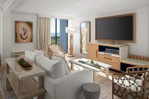 克利尔沃特Sheraton Sand Key Resort的客厅配有白色沙发和电视