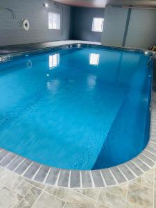 埃尔金斯Luxor Inn & Suites, a Travelodge by Wyndham的蓝色海水大型游泳池