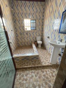 库马西Shirley’s Corner的带淋浴、卫生间和盥洗盆的浴室