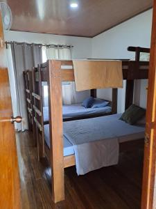 利比里亚Hostel Casa Mar的客房内的两张双层床