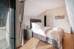寇斯顿Refined Living: Three Bedrooms Flat in Coulsdon CR5的一间卧室设有一张床和一个窗口