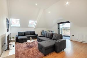 寇斯顿Refined Living: Three Bedrooms Flat in Coulsdon CR5的客厅配有沙发和桌子