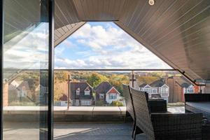 寇斯顿Refined Living: Three Bedrooms Flat in Coulsdon CR5的房屋内的大型玻璃窗