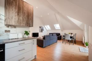 寇斯顿Refined Living: Three Bedrooms Flat in Coulsdon CR5的阁楼上的厨房和客厅