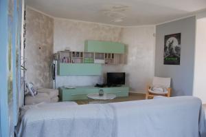 CastellʼAlferoMonferrato Asti-luminosa villa的一间带床和电视的客厅