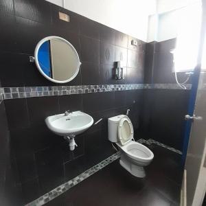 查汶DK1Hostel的一间带水槽、卫生间和镜子的浴室
