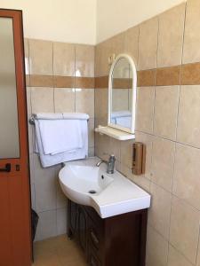 都拉斯Vila Cano的浴室设有白色水槽和镜子
