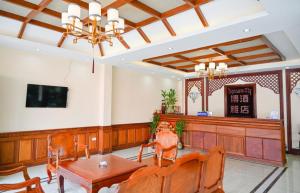 万象Thavixay Hotel 博雅酒店酒店的大堂设有桌椅和电视。