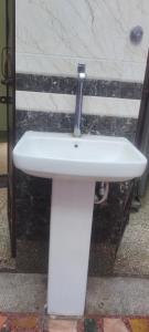 范兰德凡Shree Giriraj homestay的浴室内设有一个白色水槽和水龙头