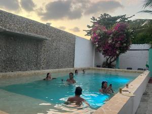 卡塔赫纳Casa Torices Real 12的一群人在游泳池游泳