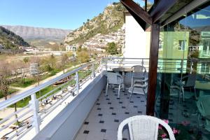 培拉特Hotel & Restaurant White City的阳台配有桌椅,享有山景。