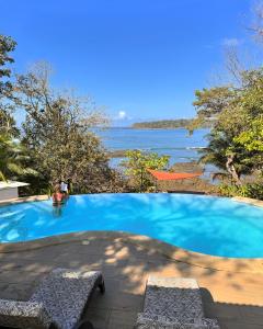 圣卡塔利娜岛Nativo的享有水景的游泳池