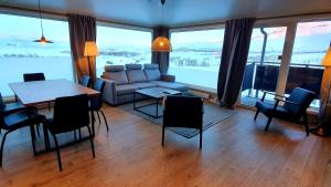 里克斯格伦森Katterjåkk Apartments的客厅配有沙发和桌椅
