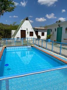 圣希尔Hotel La Reserva的一座大型游泳池,其建筑背景为: